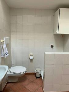 Kopalnica v nastanitvi Charming Apartment in Lavena Ponte Tresa - 70m² - Spacious Terrace