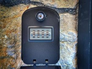 een mobieltje bovenop een steen bij MaMa5 in Palermo