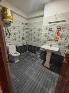 een badkamer met een toilet en een wastafel bij Aleo Villa in Manāli