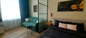 een woonkamer met een bed en een bank bij Apartments in Galicia in Lviv
