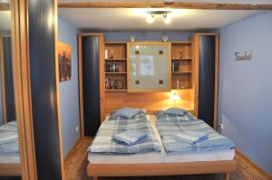 a small bedroom with two beds and a mirror at Ferienhaus Am Mühlenberg Thale Westerhausen in Thale