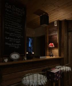 una habitación con una mesa y un reloj en la pared en le A by neige et roc, en Morzine
