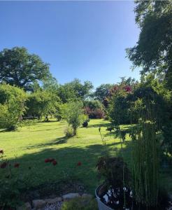 a garden with a field of grass and trees at Dealettante glamping in Bétaucourt