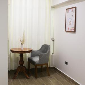 una mesa y una silla en una habitación en Terra Premium Hotel en Huánuco