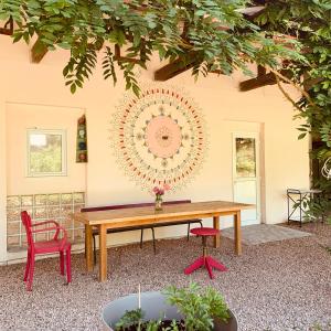 a table and two chairs in front of a wall at Dealettante glamping in Bétaucourt