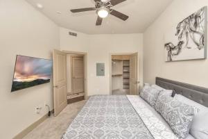 um quarto com uma cama e uma ventoinha de tecto em Lively Modern 1-Bedroom in Med Center em Houston