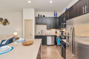 Köök või kööginurk majutusasutuses Lively Modern 1-Bedroom in Med Center