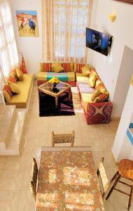 a living room with a couch and a table at Maison de la Lagune in Oualidia