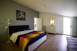 Tempat tidur dalam kamar di Mansarda Villa SAlice