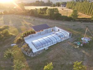 una vista aérea de una casa solar en un campo en Lyolyl BnB en Sainte-Croix-sur-Orne