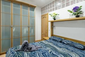 a bedroom with a bed with a towel on it at Atocha - Acogedor apartamento, centro de Madrid in Madrid
