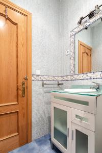 a bathroom with a sink and a mirror at Atocha - Acogedor apartamento, centro de Madrid in Madrid