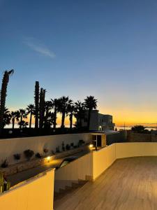 una vista de la puesta de sol desde el techo de un edificio en CASA AL MARE LUXURY, en Bari