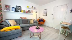 Posezení v ubytování Contractor Stays by Furnished Accommodation- 2 bed House - Both rooms are En-Suite - WiFi - Central Location