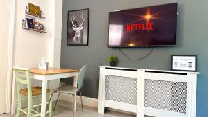 TV a/nebo společenská místnost v ubytování Contractor Stays by Furnished Accommodation- 2 bed House - Both rooms are En-Suite - WiFi - Central Location