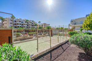 einen Tennisplatz mit einem Tennisplatz in der Unterkunft Calm Palmar By W Tenerife in Palm-mar