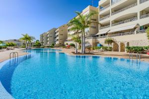 ein großes Schwimmbad vor einem Gebäude in der Unterkunft Calm Palmar By W Tenerife in Palm-mar