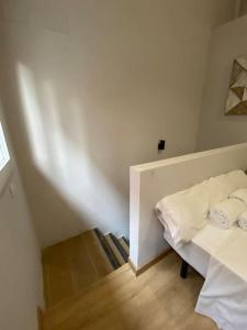 At 20' by Metro from the city centre (C) Apartamento en Av. América في مدريد: غرفة بيضاء مع سرير وأرضية خشبية