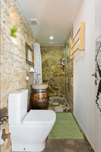 ヴィラ・ノヴァ・デ・ガイアにあるHC Villa Douroのバスルーム(白いトイレ、樽付)