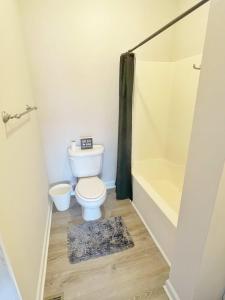 uma casa de banho com um WC e um chuveiro em Housepitality - The Bliss Lodge - Large House em Columbus