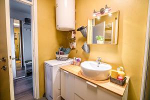 チャテジ・オプ・サヴィにあるHoliday Home Oxiの洗面台と鏡のある小さなバスルーム