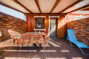 チャテジ・オプ・サヴィにあるHoliday Home Oxiの木製デッキ(木製テーブル、椅子付) +26枚の写真