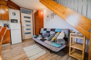 チャテジ・オプ・サヴィにあるHoliday Home Oxiのソファと階段のあるリビングルーム