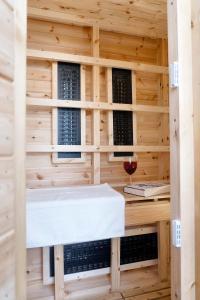 een houten sauna met een tafel en een glas wijn bij The Hideaways in Exeter
