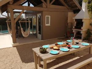 una mesa con platos de comida en un patio en Maison de 5 chambres avec piscine privee sauna et terrasse a Bellegarde Poussieu, en Bellegarde-Poussieu