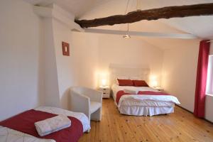 Un dormitorio con 2 camas y una silla. en Maison de 5 chambres avec piscine privee sauna et terrasse a Bellegarde Poussieu, en Bellegarde-Poussieu