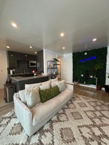 een witte bank in een woonkamer met een keuken bij La La Land by Luca - Free Garage Parking in Los Angeles