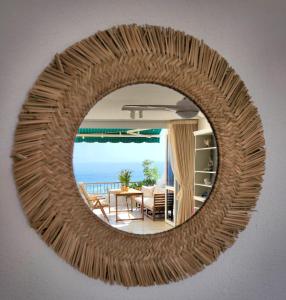 uno specchio a parete con vista sull'oceano di Ocean Wave ad Acantilado de los Gigantes
