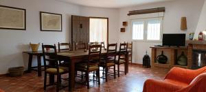 uma sala de jantar com mesa e cadeiras em Cortijo Claudia em Taberno