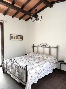 een slaapkamer met een bed met een bloemenbed bij Agriturismo La Vergheria in Macchiascandona