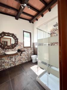 een badkamer met een glazen douche en een toilet bij Agriturismo La Vergheria in Macchiascandona