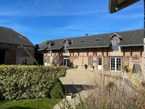 un gran edificio de ladrillo con paneles solares en La Closerie des Sacres, en Lavannes