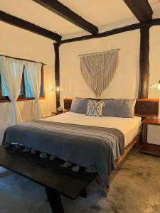 圖盧姆的住宿－Sivana Tulum，一间设有床铺的卧室,位于带窗户的房间内