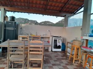 イビコアラにあるPousada Campo Redondoのキッチン(テーブル、椅子、コンロ付)
