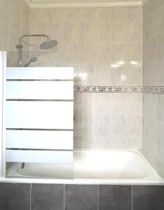 bagno con vasca e doccia. di Casa Vacacional Bevi - Tenerife Norte a Los Realejos