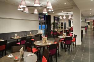 a dining room with tables and chairs in a restaurant at ibis Bristol Temple Meads in Bristol