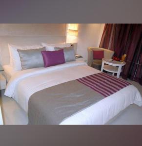 Ліжко або ліжка в номері HOTEL VISTAARA INN