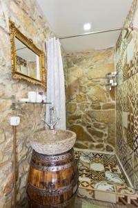 ヴィラ・ノヴァ・デ・ガイアにあるHC Villa Douroのバスルーム(木製の樽のシンク付)