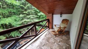 eine Veranda mit einem Schaukelstuhl auf dem Balkon in der Unterkunft Fortetsya Myhove in Myhowe