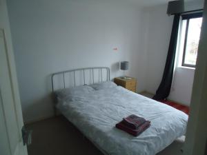 1 cama con 2 toallas en un dormitorio en 3 bedroom house, Market Deeping -nr Peterborough, Stamford, Spalding, en Market Deeping