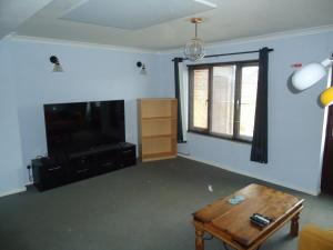 Μια τηλεόραση ή/και κέντρο ψυχαγωγίας στο 3 bedroom house, Market Deeping -nr Peterborough, Stamford, Spalding