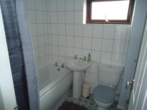 ein Badezimmer mit einem Waschbecken, einem WC und einer Badewanne in der Unterkunft 3 bedroom house, Market Deeping -nr Peterborough, Stamford, Spalding in Market Deeping