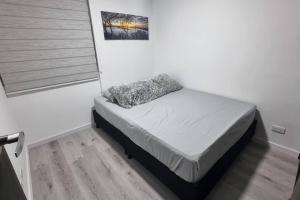 Una cama o camas en una habitación de a 2 cuadras del metro estación