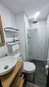 Un baño de a 2 cuadras del metro estación 5 fotos más