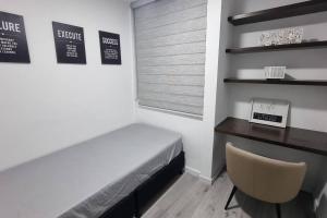Una cama o camas en una habitación de a 2 cuadras del metro estación