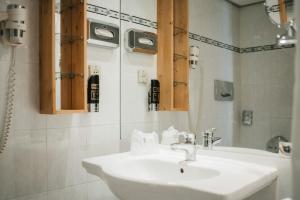 Koupelna v ubytování Savoy Hotel